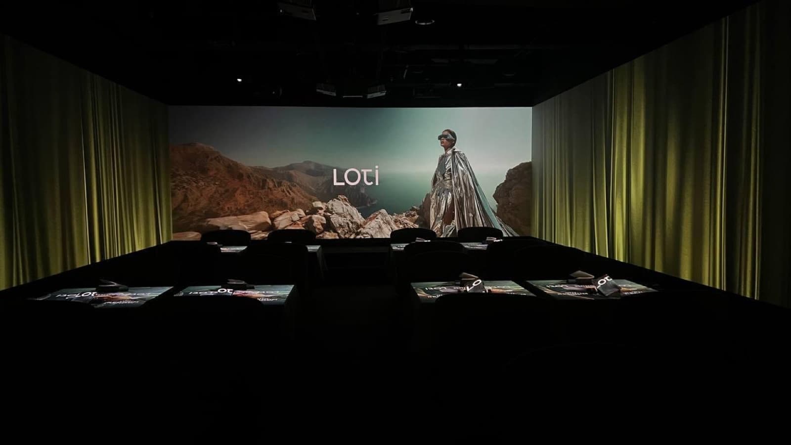 The warm setting of the walls and tables of the intimate SVET hall for a foundation’s evening